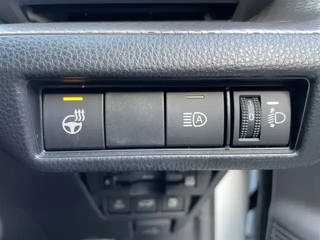 トヨタ プリウス Z 滋賀県 2023(令5)年 0.7万km プラチナホワイトパールマイカ 12.3インチ純正ナビ/Bluetooth/USB/Miracast/フルセグ/本革シート/パワーシート（D）/シートヒーター（D/N）/ベンチレーション（D/N）/ステアリングヒーター/パワーリアゲート/純正デジタルインナーミラー/前後ソナー/アドバンストパーキング/パノラミックビュー/BSM/電動パーキングブレーキ/オートブレーキホールド/オートライト/オートハイビーム/LEDヘッドライト/AC100V/ビルトインETC2.0/置くだけ充電