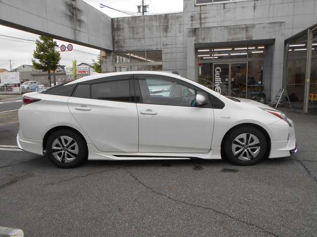 トヨタ プリウス A プレミアム 愛知県 2017(平29)年 5.9万km ホワイトパールクリスタルシャイン トヨタセーフティセンス/純正9インチSDナビ/フルセグテレビ・DVD/Bluetooth/バックカメラ/ビルトインETC/本革シート/D席パワーシート/Ｆ席シートヒーター/レーダークルーズコントロール/オートマチックハイビーム/レーンディパーチャーアラート/ヘッドアップディスプレイ/ブラインドスポットモニター/保証書・取説・ナビ取説あり
