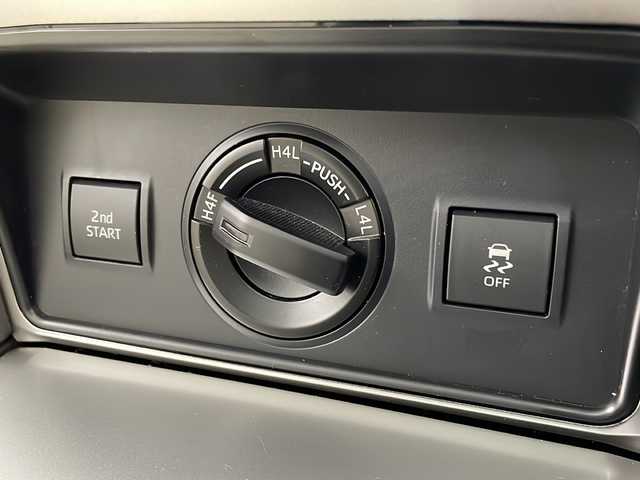 トヨタ ランドクルーザー プラド TX Lパッケージ マットブラED 千葉県 2023(令5)年 1.6万km ホワイトパールクリスタルシャイン 禁煙車/純正ナビ/・CD/DVD/Bluetooth/iPod/・バックカメラ/トヨタセーフティーセンサー/・レーダークルーズコントロール/・レーンキープ/・衝突被害軽減ブレーキ/シートヒーター/・シートクーラー/ステアリングリモコン/MTモード/駆動方式切り替え/三列シート電動格納スイッチ/デュアルエアコン/スマートキー