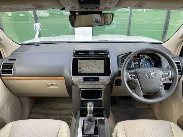 トヨタ ランドクルーザー プラド TX Lパッケージ マットブラED 福岡県 2023(令5)年 1.6万km ホワイトパールクリスタルシャイン 社外9インチナビ/【CD/DVD/Bluetooth/フルセグTV】/バックカメラ/サンルーフ/追従クルーズコントロール/レーンキープアシスト/衝突被害軽減ブレーキ/シートヒーター/ベンチレーション/ステアリングスイッチ/ベージュレザーシート/LEDヘッドライト/オートライト/オートハイビーム/前席パワーシート/純正アルミホイール/クリアランスソナー/プッシュスタート/スマートキー/スペアキー
