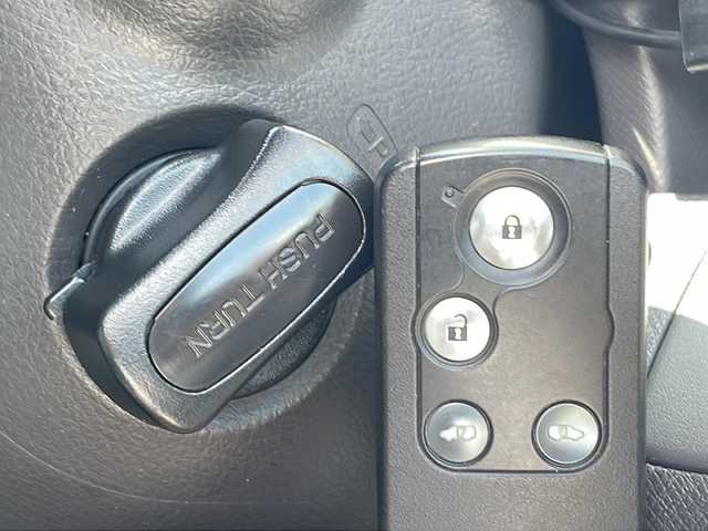 ホンダ ステップワゴン 三重県 2012(平24)年 11.3万km プレミアムホワイトパール 福祉車両/助手席回転シート/純正ナビ/バックカメラ/純正フリップダウンモニター/両側パワースライドドア/HIDヘッドライト/オートライト/フォグライト/純正ホイールキャップ/電動格納ミラー/禁煙車
