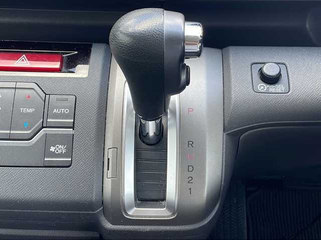 ホンダ ステップワゴン 三重県 2012(平24)年 11.3万km プレミアムホワイトパール 福祉車両/助手席回転シート/純正ナビ/バックカメラ/純正フリップダウンモニター/両側パワースライドドア/HIDヘッドライト/オートライト/フォグライト/純正ホイールキャップ/電動格納ミラー/禁煙車