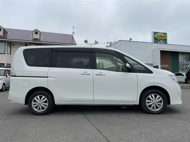 日産 セレナ 20G 道央・札幌 2013(平25)年 7.9万km ブリリアントホワイトパール 登録時走行距離　78693km/　4　W　D　/寒冷地仕様/エマージェンシーブレーキ/レーンキープアシスト/純正ディーラーOPナビ/(AM/FM/CD/DVD/BT)/フルセグTV/バックカメラ/全方位カメラ/両側パワースライドドア/純正前方型ドライブレコーダー/ベージュハーフレザーシート/横滑り防止装置/盗難防止装置/LEDヘッドライト