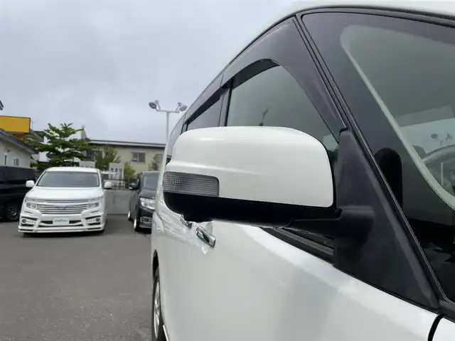 日産 セレナ 20G 道央・札幌 2013(平25)年 7.9万km ブリリアントホワイトパール 登録時走行距離　78693km/　4　W　D　/寒冷地仕様/エマージェンシーブレーキ/レーンキープアシスト/純正ディーラーOPナビ/(AM/FM/CD/DVD/BT)/フルセグTV/バックカメラ/全方位カメラ/両側パワースライドドア/純正前方型ドライブレコーダー/ベージュハーフレザーシート/横滑り防止装置/盗難防止装置/LEDヘッドライト
