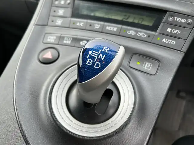 トヨタ プリウス S ツーリングセレクション 新潟県 2010(平22)年 8.4万km ホワイトパールクリスタルシャイン 純正ナビ/（ワンセグ/CD/DVD/AUX）/(NSDN-W60)/バックカメラ/オートライト/フォグランプ/ETC/電動格納ウインカーミラー/ステアリングスイッチ/純正フロアマット/ドアバイザー/プッシュスタート/スマートキー/モデリスタフロントエアロ/横滑り防止機能