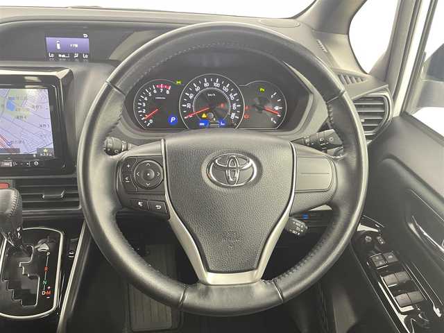 トヨタ ヴォクシー ZS 煌Ⅱ 千葉県 2020(令2)年 6.4万km ホワイトパールクリスタルシャイン 禁煙車/Toyota Safety Sense/両側パワースライドア/社外9インチナビ/・フルセグTV・Bluetooth・CD/DVD/社外10.2インチフリップダウンモニター/バックカメラ/クルーズコントロール/LEDヘッドライト/フォグランプ/横滑り防止/ETC/アイドリングストップ/ウィンカーミラー/純正16インチアルミホイール/プッシュスタート/スマートキー/フロアマット/ドアバイザー