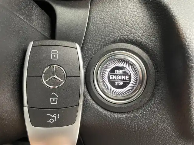 メルセデス・ベンツ Ｃ１８０ アバンギャルド AMGライン 熊本県 2019(令1)年 4.1万km ブラック 純正ナビ　/社外前後ドライブレコーダー　/全周囲カメラ　/ビルトインＥＴＣ２．０　/レーダークルーズコントロール　/アクティブステアリンググアシスト/アクティブレーンキープアシスト/アクティブパーキングアシスト/アクティブディスタンスアシスト/ブラインドスポットアシスト/前後クリアランスソナー　/前席シートヒーター　/前席パワーシート/純正フロアマット/純正１８インチAW/オートライト/LEDヘッドライト/スマートキー/プッシュスタート/スペアキー1本/取扱説明書