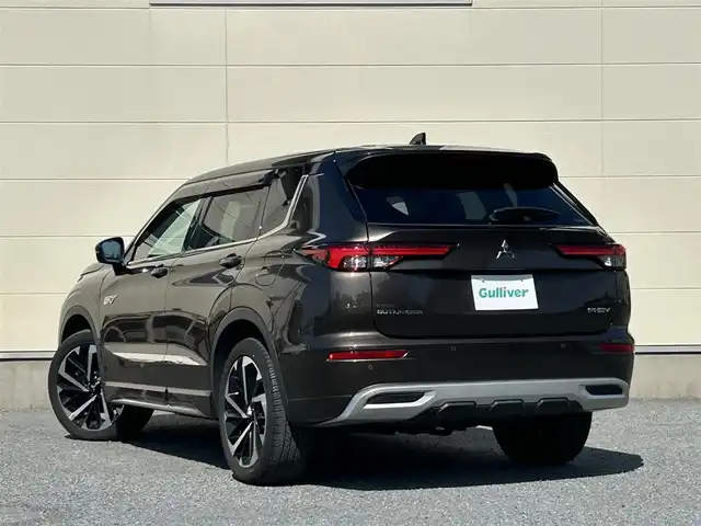 三菱 アウトランダー ＰＨＥＶ P 茨城県 2022(令4)年 3.8万km 茶 純正９インチナビ/マルチアラウンドモニター/BOSEサウンド/全方位カメラ/一体型ドライブレコーダー/デジタルインナーミラー/４WD/電動リアゲート/パノラマサンルーフ/クルーズコントロール/Bluetooth接続/フルセグTV/３列シート/applecarplay/シートヒーター/純正アルミホイール