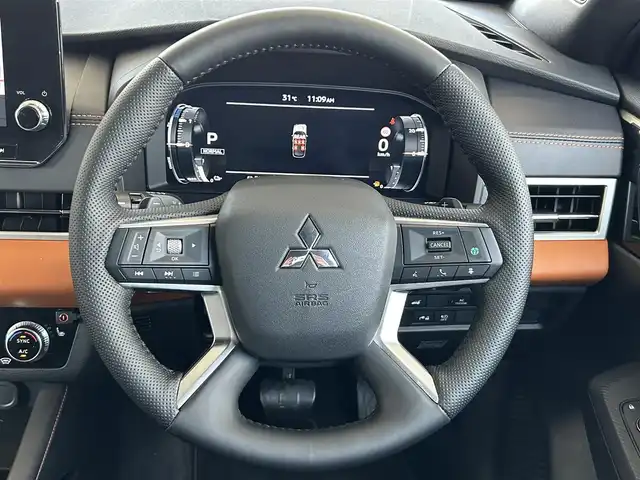 三菱 アウトランダー ＰＨＥＶ P 茨城県 2022(令4)年 3.8万km 茶 純正９インチナビ/マルチアラウンドモニター/BOSEサウンド/全方位カメラ/一体型ドライブレコーダー/デジタルインナーミラー/４WD/電動リアゲート/パノラマサンルーフ/クルーズコントロール/Bluetooth接続/フルセグTV/３列シート/applecarplay/シートヒーター/純正アルミホイール