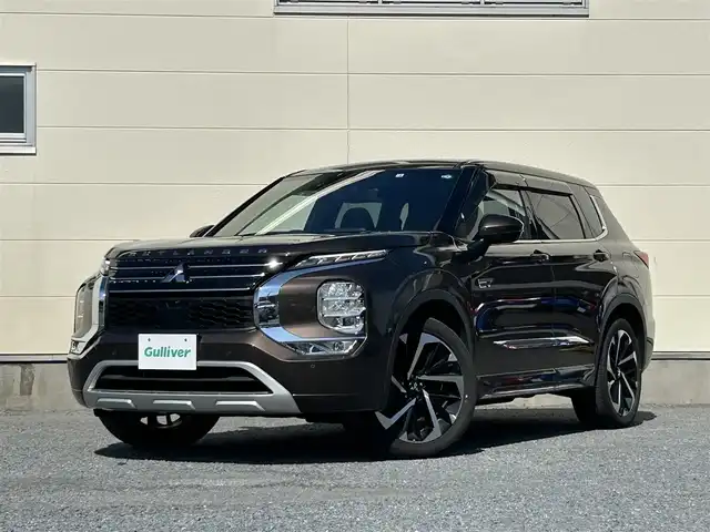 三菱 アウトランダー ＰＨＥＶ P 茨城県 2022(令4)年 3.8万km 茶 純正９インチナビ/マルチアラウンドモニター/BOSEサウンド/全方位カメラ/一体型ドライブレコーダー/デジタルインナーミラー/４WD/電動リアゲート/パノラマサンルーフ/クルーズコントロール/Bluetooth接続/フルセグTV/３列シート/applecarplay/シートヒーター/純正アルミホイール