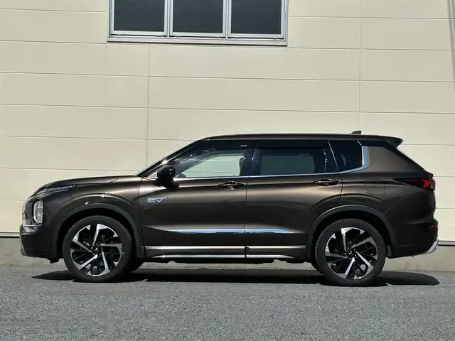 三菱 アウトランダー ＰＨＥＶ P 茨城県 2022(令4)年 3.8万km 茶 純正９インチナビ/マルチアラウンドモニター/BOSEサウンド/全方位カメラ/一体型ドライブレコーダー/デジタルインナーミラー/４WD/電動リアゲート/パノラマサンルーフ/クルーズコントロール/Bluetooth接続/フルセグTV/３列シート/applecarplay/シートヒーター/純正アルミホイール