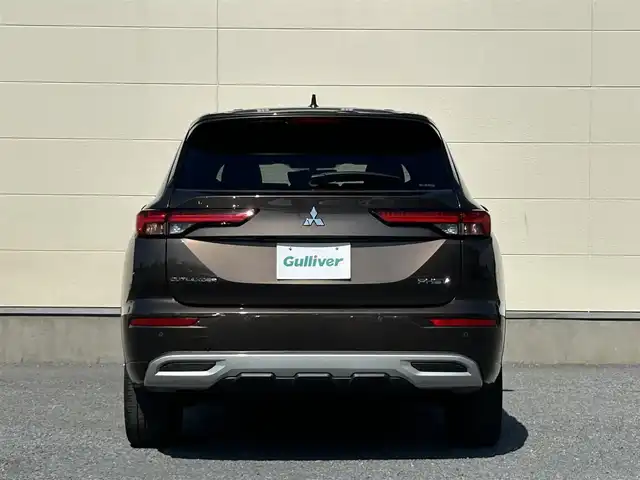 三菱 アウトランダー ＰＨＥＶ P 茨城県 2022(令4)年 3.8万km 茶 純正９インチナビ/マルチアラウンドモニター/BOSEサウンド/全方位カメラ/一体型ドライブレコーダー/デジタルインナーミラー/４WD/電動リアゲート/パノラマサンルーフ/クルーズコントロール/Bluetooth接続/フルセグTV/３列シート/applecarplay/シートヒーター/純正アルミホイール