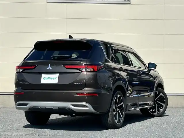 三菱 アウトランダー ＰＨＥＶ P 茨城県 2022(令4)年 3.8万km 茶 純正９インチナビ/マルチアラウンドモニター/BOSEサウンド/全方位カメラ/一体型ドライブレコーダー/デジタルインナーミラー/４WD/電動リアゲート/パノラマサンルーフ/クルーズコントロール/Bluetooth接続/フルセグTV/３列シート/applecarplay/シートヒーター/純正アルミホイール