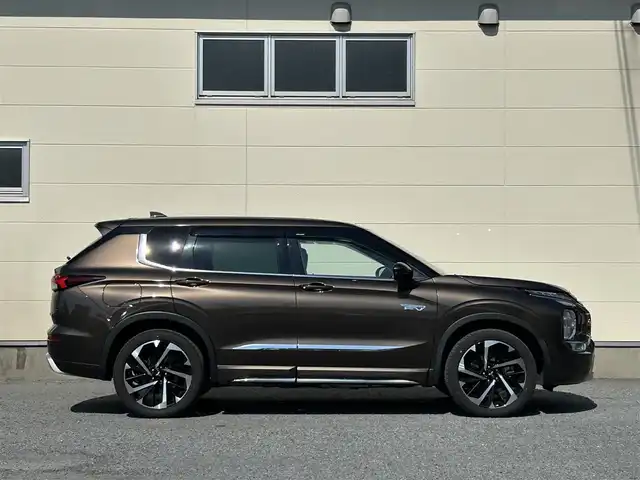 三菱 アウトランダー ＰＨＥＶ P 茨城県 2022(令4)年 3.8万km 茶 純正９インチナビ/マルチアラウンドモニター/BOSEサウンド/全方位カメラ/一体型ドライブレコーダー/デジタルインナーミラー/４WD/電動リアゲート/パノラマサンルーフ/クルーズコントロール/Bluetooth接続/フルセグTV/３列シート/applecarplay/シートヒーター/純正アルミホイール