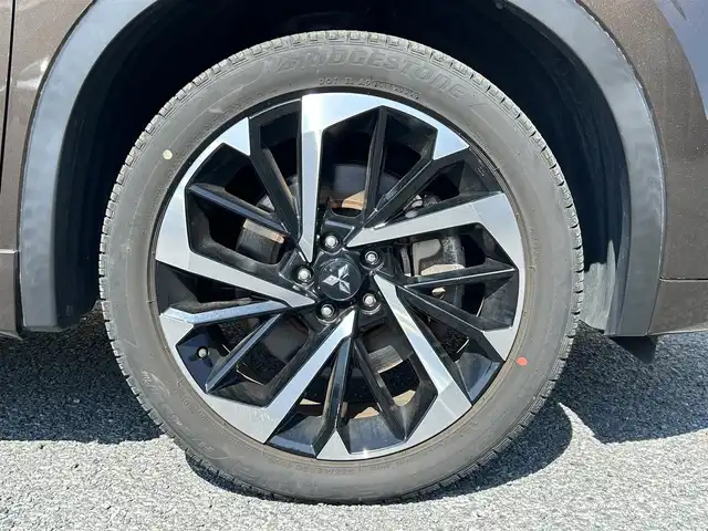 三菱 アウトランダー ＰＨＥＶ P 茨城県 2022(令4)年 3.8万km 茶 純正９インチナビ/マルチアラウンドモニター/BOSEサウンド/全方位カメラ/一体型ドライブレコーダー/デジタルインナーミラー/４WD/電動リアゲート/パノラマサンルーフ/クルーズコントロール/Bluetooth接続/フルセグTV/３列シート/applecarplay/シートヒーター/純正アルミホイール