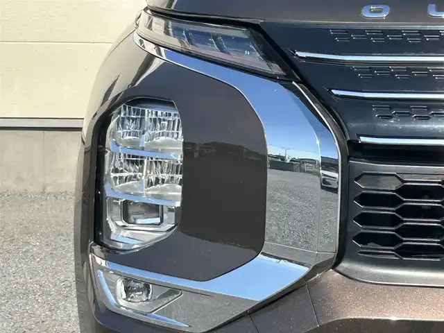 三菱 アウトランダー ＰＨＥＶ P 茨城県 2022(令4)年 3.8万km 茶 純正９インチナビ/マルチアラウンドモニター/BOSEサウンド/全方位カメラ/一体型ドライブレコーダー/デジタルインナーミラー/４WD/電動リアゲート/パノラマサンルーフ/クルーズコントロール/Bluetooth接続/フルセグTV/３列シート/applecarplay/シートヒーター/純正アルミホイール