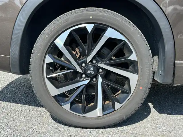三菱 アウトランダー ＰＨＥＶ P 茨城県 2022(令4)年 3.8万km 茶 純正９インチナビ/マルチアラウンドモニター/BOSEサウンド/全方位カメラ/一体型ドライブレコーダー/デジタルインナーミラー/４WD/電動リアゲート/パノラマサンルーフ/クルーズコントロール/Bluetooth接続/フルセグTV/３列シート/applecarplay/シートヒーター/純正アルミホイール