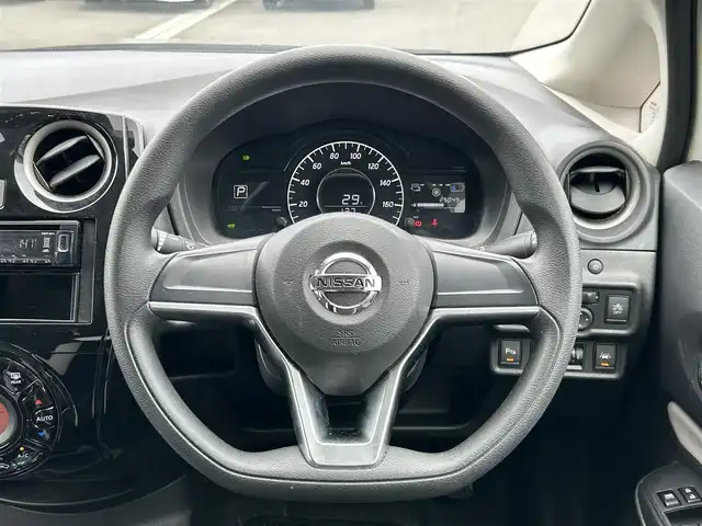 日産 ノート e－パワー X 静岡県 2020(令2)年 2.5万km ホワイト エマージェンシーブレーキ/横滑り防止装置/レーンキープアシスト/前後コーナーセンサー/ETC/社外CDオーディオ/プッシュスタート/スマートキー/オートマチックハイビーム/オートライト/純正15インチアルミホイール/フロアマット/保証書/取扱説明書
