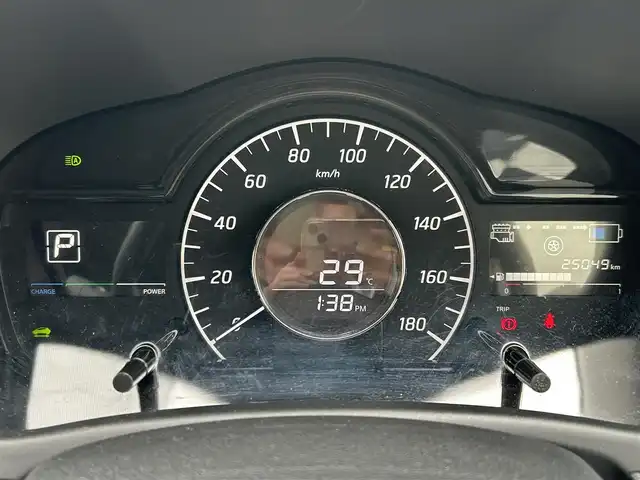 日産 ノート e－パワー X 静岡県 2020(令2)年 2.5万km ホワイト エマージェンシーブレーキ/横滑り防止装置/レーンキープアシスト/前後コーナーセンサー/ETC/社外CDオーディオ/プッシュスタート/スマートキー/オートマチックハイビーム/オートライト/純正15インチアルミホイール/フロアマット/保証書/取扱説明書