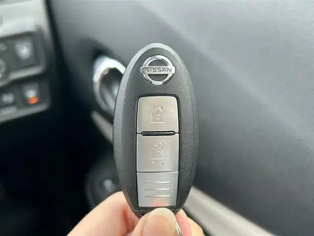 日産 ノート e－パワー X 静岡県 2020(令2)年 2.5万km ホワイト エマージェンシーブレーキ/横滑り防止装置/レーンキープアシスト/前後コーナーセンサー/ETC/社外CDオーディオ/プッシュスタート/スマートキー/オートマチックハイビーム/オートライト/純正15インチアルミホイール/フロアマット/保証書/取扱説明書