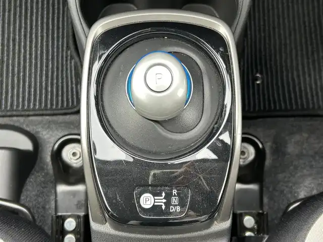 日産 ノート e－パワー X 静岡県 2020(令2)年 2.5万km ホワイト エマージェンシーブレーキ/横滑り防止装置/レーンキープアシスト/前後コーナーセンサー/ETC/社外CDオーディオ/プッシュスタート/スマートキー/オートマチックハイビーム/オートライト/純正15インチアルミホイール/フロアマット/保証書/取扱説明書