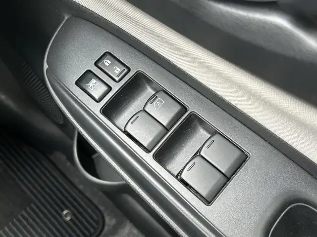 日産 ノート e－パワー X 静岡県 2020(令2)年 2.5万km ホワイト エマージェンシーブレーキ/横滑り防止装置/レーンキープアシスト/前後コーナーセンサー/ETC/社外CDオーディオ/プッシュスタート/スマートキー/オートマチックハイビーム/オートライト/純正15インチアルミホイール/フロアマット/保証書/取扱説明書