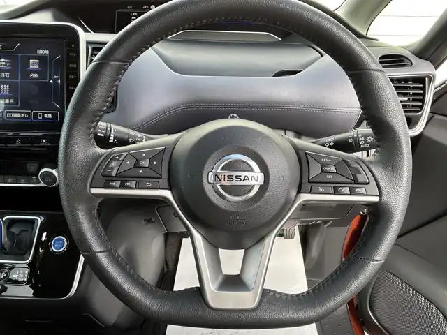 日産 セレナ e－パワー ハイウェイスター V 福岡県 2020(令2)年 2.1万km サンライズオレンジ/ダイヤモンドブラック 純正10型SDナビ（フルセグTV/CD/DVD/BT）アラウンドビューモニターフリップダウンモニタークルコンエマージェンシーブレーキコーナーセンサーBSM両側パワスラドラレコETCUSBポート純正LEDヘッドライト純正15インチアルミホイールスマートキープッシュスタート