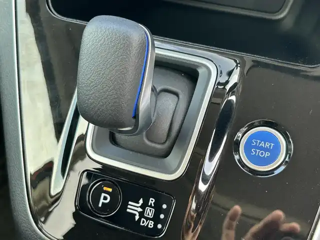 日産 セレナ e－パワー ハイウェイスター V 福岡県 2020(令2)年 2.1万km サンライズオレンジ/ダイヤモンドブラック 純正10型SDナビ（フルセグTV/CD/DVD/BT）アラウンドビューモニターフリップダウンモニタークルコンエマージェンシーブレーキコーナーセンサーBSM両側パワスラドラレコETCUSBポート純正LEDヘッドライト純正15インチアルミホイールスマートキープッシュスタート