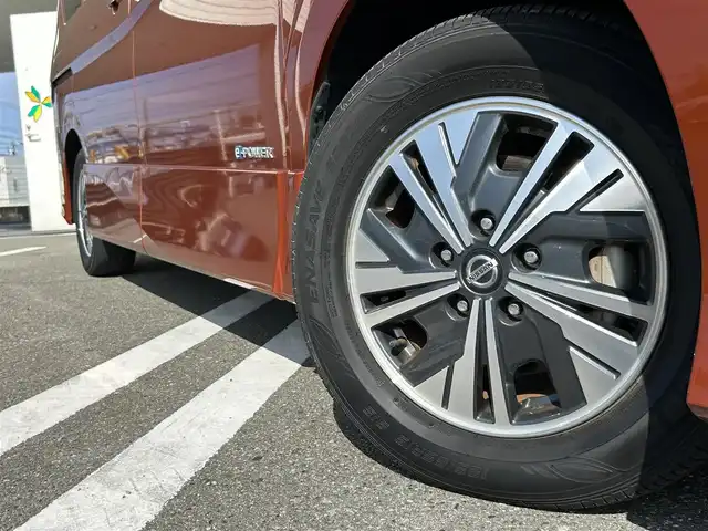 日産 セレナ e－パワー ハイウェイスター V 福岡県 2020(令2)年 2.1万km サンライズオレンジ/ダイヤモンドブラック 純正10型SDナビ（フルセグTV/CD/DVD/BT）アラウンドビューモニターフリップダウンモニタークルコンエマージェンシーブレーキコーナーセンサーBSM両側パワスラドラレコETCUSBポート純正LEDヘッドライト純正15インチアルミホイールスマートキープッシュスタート