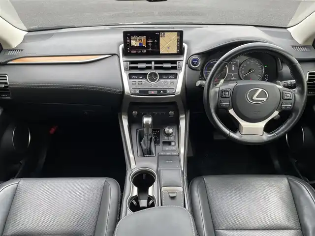 レクサス ＮＸ 300h バージョンL 熊本県 2017(平29)年 6.9万km グラファイトブラックガラスフレーク 純正ナビ/・フルセグTV/BT/DVD/AM/FM/パノラミックビューモニター/バックカメラ/レクサスセーフティシステム/・歩行者検知機能付き衝突回避支援/・車線逸脱アラート/・ACC/レーンキープアシスト/前後コーナーセンサー/レザーシート/・パワーシート/・前席シートヒーター/・前席エアシート/・電動格納セカンドシート/革巻きステアリング/・ステアリングリモコン/・パドルシフト/LEDライト/・フォグランプ/・オートライト/・オートマチックハイビーム/電動格納ミラー/・ウィンカーミラー/電動パーキングブレーキ/・ホールドブレーキ/ビルトインETC/前後ドライブレコーダー/パワーバックドア/純正フロアマット/純正AW/プッシュスタート/・スマートキー