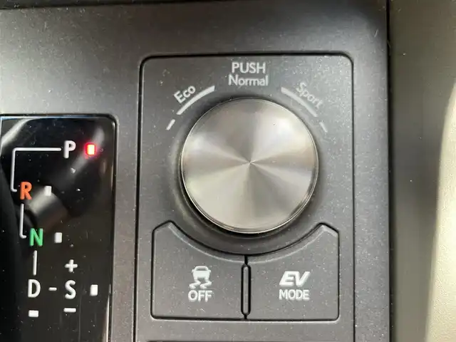 レクサス ＮＸ 300h バージョンL 熊本県 2017(平29)年 6.9万km グラファイトブラックガラスフレーク 純正ナビ/・フルセグTV/BT/DVD/AM/FM/パノラミックビューモニター/バックカメラ/レクサスセーフティシステム/・歩行者検知機能付き衝突回避支援/・車線逸脱アラート/・ACC/レーンキープアシスト/前後コーナーセンサー/レザーシート/・パワーシート/・前席シートヒーター/・前席エアシート/・電動格納セカンドシート/革巻きステアリング/・ステアリングリモコン/・パドルシフト/LEDライト/・フォグランプ/・オートライト/・オートマチックハイビーム/電動格納ミラー/・ウィンカーミラー/電動パーキングブレーキ/・ホールドブレーキ/ビルトインETC/前後ドライブレコーダー/パワーバックドア/純正フロアマット/純正AW/プッシュスタート/・スマートキー