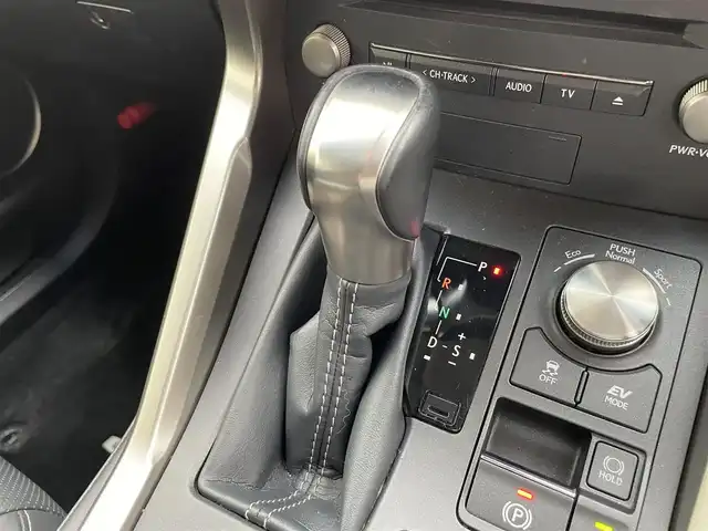 レクサス ＮＸ 300h バージョンL 熊本県 2017(平29)年 6.9万km グラファイトブラックガラスフレーク 純正ナビ/・フルセグTV/BT/DVD/AM/FM/パノラミックビューモニター/バックカメラ/レクサスセーフティシステム/・歩行者検知機能付き衝突回避支援/・車線逸脱アラート/・ACC/レーンキープアシスト/前後コーナーセンサー/レザーシート/・パワーシート/・前席シートヒーター/・前席エアシート/・電動格納セカンドシート/革巻きステアリング/・ステアリングリモコン/・パドルシフト/LEDライト/・フォグランプ/・オートライト/・オートマチックハイビーム/電動格納ミラー/・ウィンカーミラー/電動パーキングブレーキ/・ホールドブレーキ/ビルトインETC/前後ドライブレコーダー/パワーバックドア/純正フロアマット/純正AW/プッシュスタート/・スマートキー