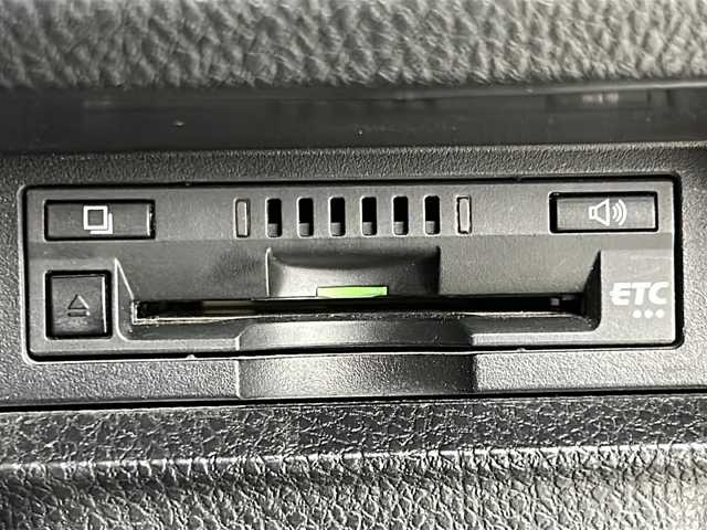 トヨタ エスクァイア ハイブリッド Gi プレミアムパッケージ 宮城県 2017(平29)年 11.8万km ホワイトパールクリスタルシャイン 禁煙車/フリップダウンモニター/トヨタセーフティセンス/・プリクラッシュセーフティ/・レーンディパーチャーアラート/・オートマチックハイビーム/・レーダークルーズコントロール/純正9インチSDナビ/・BT/AM/FM/CD/SD/フルセグTV /バックカメラ/両側パワースライドドア/前席シートヒーター/ビルトインETC/革巻きステアリング/ステアリングヒーター/プッシュスタート/スマートキー×2/LEDヘッドライト/LEDフォグランプ/社外15インチアルミホイール/積み込み純正アルミホイール付き夏タイヤ/（195/65R15）/純正フロアマット/純正ドアバイザー