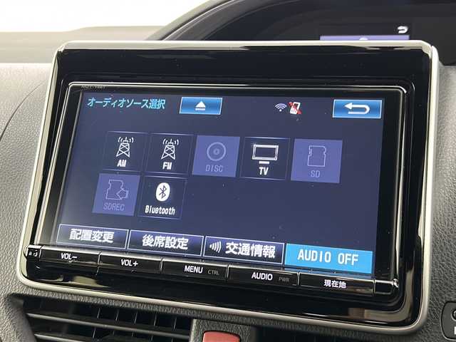 トヨタ エスクァイア ハイブリッド Gi プレミアムパッケージ 宮城県 2017(平29)年 11.8万km ホワイトパールクリスタルシャイン 禁煙車/フリップダウンモニター/トヨタセーフティセンス/・プリクラッシュセーフティ/・レーンディパーチャーアラート/・オートマチックハイビーム/・レーダークルーズコントロール/純正9インチSDナビ/・BT/AM/FM/CD/SD/フルセグTV /バックカメラ/両側パワースライドドア/前席シートヒーター/ビルトインETC/革巻きステアリング/ステアリングヒーター/プッシュスタート/スマートキー×2/LEDヘッドライト/LEDフォグランプ/社外15インチアルミホイール/積み込み純正アルミホイール付き夏タイヤ/（195/65R15）/純正フロアマット/純正ドアバイザー