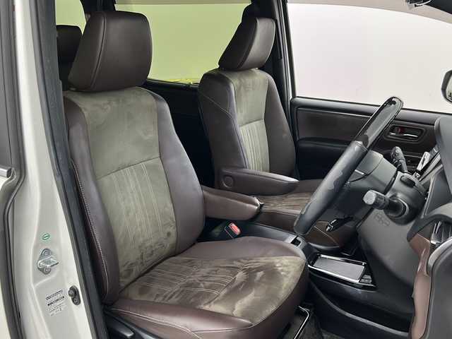 トヨタ エスクァイア ハイブリッド Gi プレミアムパッケージ 宮城県 2017(平29)年 11.8万km ホワイトパールクリスタルシャイン 禁煙車/フリップダウンモニター/トヨタセーフティセンス/・プリクラッシュセーフティ/・レーンディパーチャーアラート/・オートマチックハイビーム/・レーダークルーズコントロール/純正9インチSDナビ/・BT/AM/FM/CD/SD/フルセグTV /バックカメラ/両側パワースライドドア/前席シートヒーター/ビルトインETC/革巻きステアリング/ステアリングヒーター/プッシュスタート/スマートキー×2/LEDヘッドライト/LEDフォグランプ/社外15インチアルミホイール/積み込み純正アルミホイール付き夏タイヤ/（195/65R15）/純正フロアマット/純正ドアバイザー