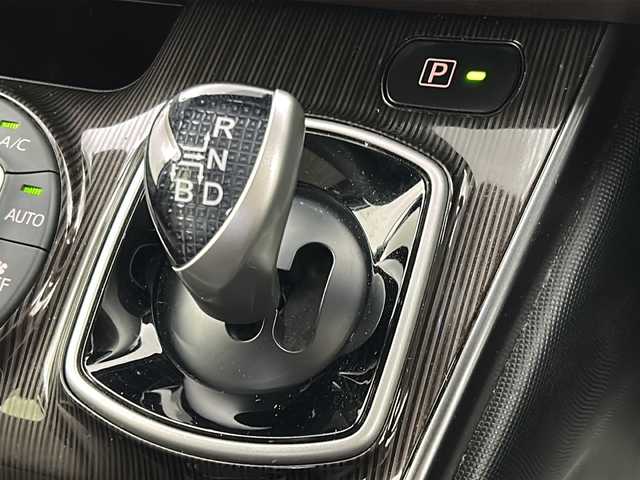 トヨタ エスクァイア ハイブリッド Gi プレミアムパッケージ 宮城県 2017(平29)年 11.8万km ホワイトパールクリスタルシャイン 禁煙車/フリップダウンモニター/トヨタセーフティセンス/・プリクラッシュセーフティ/・レーンディパーチャーアラート/・オートマチックハイビーム/・レーダークルーズコントロール/純正9インチSDナビ/・BT/AM/FM/CD/SD/フルセグTV /バックカメラ/両側パワースライドドア/前席シートヒーター/ビルトインETC/革巻きステアリング/ステアリングヒーター/プッシュスタート/スマートキー×2/LEDヘッドライト/LEDフォグランプ/社外15インチアルミホイール/積み込み純正アルミホイール付き夏タイヤ/（195/65R15）/純正フロアマット/純正ドアバイザー