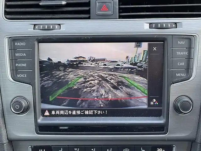 フォルクスワーゲン ゴルフ ヴァリアント アニバーサリーエディション 道央・札幌 2016(平28)年 6.9万km オリックスホワイトパールエフェクト ・ワンオーナー/・衝突軽減ブレーキ/・純正HDDナビ/CD&DVD&USB&AUX&SD&BT&フルセグTV/・バックカメラ/・前席両側シートヒーター/・レーダークルーズコントロール/・パドルシフト/・オートホールド/・ビルトインETC/・ステアリングスイッチ/・ハンズフリー/・ABS/・横滑り防止装置/・盗難防止装置/・オートリトラミラー/・ウィンカーミラー/・オートライト/・フォグランプ/・純正フロアマット/・スペアキー/・積込純正AW付夏タイヤ　205/55/R16 24年製