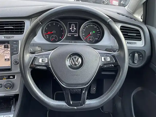 フォルクスワーゲン ゴルフ ヴァリアント アニバーサリーエディション 道央・札幌 2016(平28)年 6.9万km オリックスホワイトパールエフェクト ・ワンオーナー/・衝突軽減ブレーキ/・純正HDDナビ/CD&DVD&USB&AUX&SD&BT&フルセグTV/・バックカメラ/・前席両側シートヒーター/・レーダークルーズコントロール/・パドルシフト/・オートホールド/・ビルトインETC/・ステアリングスイッチ/・ハンズフリー/・ABS/・横滑り防止装置/・盗難防止装置/・オートリトラミラー/・ウィンカーミラー/・オートライト/・フォグランプ/・純正フロアマット/・スペアキー/・積込純正AW付夏タイヤ　205/55/R16 24年製