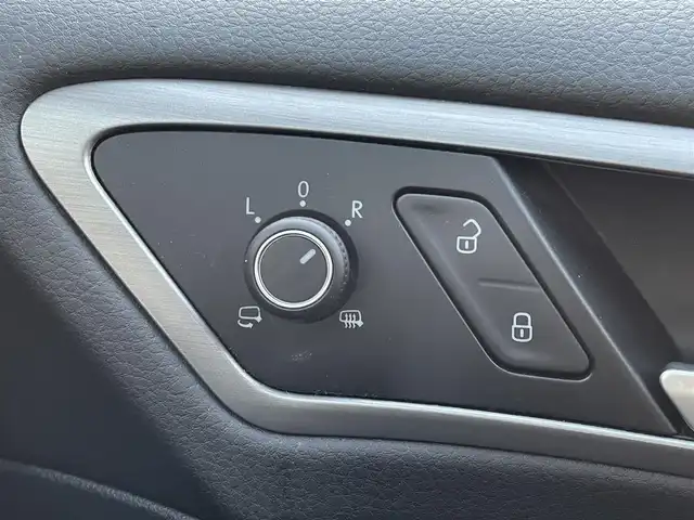 フォルクスワーゲン ゴルフ ヴァリアント アニバーサリーエディション 道央・札幌 2016(平28)年 6.9万km オリックスホワイトパールエフェクト ・ワンオーナー/・衝突軽減ブレーキ/・純正HDDナビ/CD&DVD&USB&AUX&SD&BT&フルセグTV/・バックカメラ/・前席両側シートヒーター/・レーダークルーズコントロール/・パドルシフト/・オートホールド/・ビルトインETC/・ステアリングスイッチ/・ハンズフリー/・ABS/・横滑り防止装置/・盗難防止装置/・オートリトラミラー/・ウィンカーミラー/・オートライト/・フォグランプ/・純正フロアマット/・スペアキー/・積込純正AW付夏タイヤ　205/55/R16 24年製