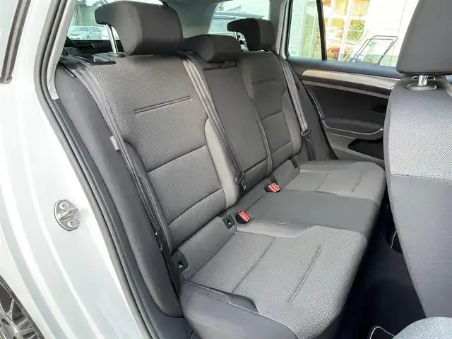 フォルクスワーゲン ゴルフ ヴァリアント アニバーサリーエディション 道央・札幌 2016(平28)年 6.9万km オリックスホワイトパールエフェクト ・ワンオーナー/・衝突軽減ブレーキ/・純正HDDナビ/CD&DVD&USB&AUX&SD&BT&フルセグTV/・バックカメラ/・前席両側シートヒーター/・レーダークルーズコントロール/・パドルシフト/・オートホールド/・ビルトインETC/・ステアリングスイッチ/・ハンズフリー/・ABS/・横滑り防止装置/・盗難防止装置/・オートリトラミラー/・ウィンカーミラー/・オートライト/・フォグランプ/・純正フロアマット/・スペアキー/・積込純正AW付夏タイヤ　205/55/R16 24年製