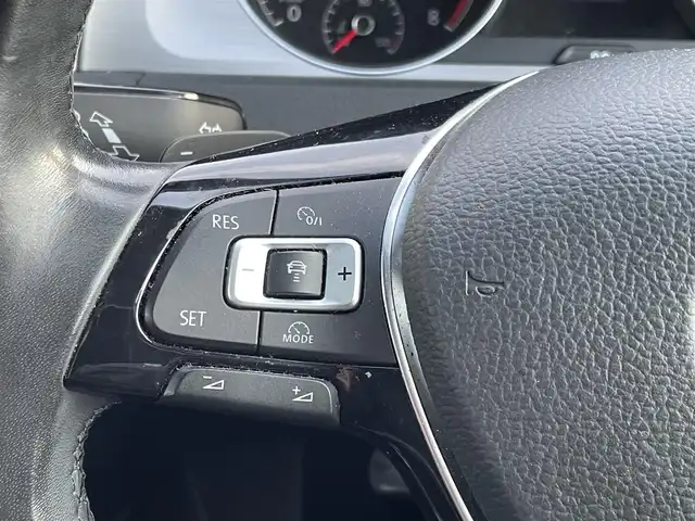 フォルクスワーゲン ゴルフ ヴァリアント アニバーサリーエディション 道央・札幌 2016(平28)年 6.9万km オリックスホワイトパールエフェクト ・ワンオーナー/・衝突軽減ブレーキ/・純正HDDナビ/CD&DVD&USB&AUX&SD&BT&フルセグTV/・バックカメラ/・前席両側シートヒーター/・レーダークルーズコントロール/・パドルシフト/・オートホールド/・ビルトインETC/・ステアリングスイッチ/・ハンズフリー/・ABS/・横滑り防止装置/・盗難防止装置/・オートリトラミラー/・ウィンカーミラー/・オートライト/・フォグランプ/・純正フロアマット/・スペアキー/・積込純正AW付夏タイヤ　205/55/R16 24年製