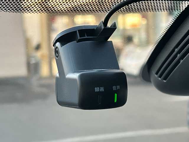 日産 セレナ e－パワー ハイウェイスター V 兵庫県 2021(令3)年 2.5万km マルーンレッド 2トーン 純正ナビ（AM/FM/CD/DVD/BT)/フルセグTV/アラウンドビューモニター/デジタルインナーミラー/純正フリップダウンモニター/プロパイロット/全方位運転支援システム/・インテリジェントエマージェンシーブレーキ/・踏み間違い衝突防止アシスト/・車線逸脱防止支援システム/・後側方衝突防止支援システム/・標識検知機能/・前方衝突予測警報/・後側方車両検知警報/・後退時車両検知警報/横滑り防止装置/レーダークルーズコントロール/ブラインドスポットモニター/電動パーキングブレーキ/オートホールド/ビルドインETC/前方ドライブレコーダー/両側パワースライドドア/ハンズフリーオートスライドドア/リアサンシェード/純正フロアマット/ドアバイザー/LEDヘッドライト/コーナーセンサー/純正アルミ16インチ/スペアキー1本/取扱説明書