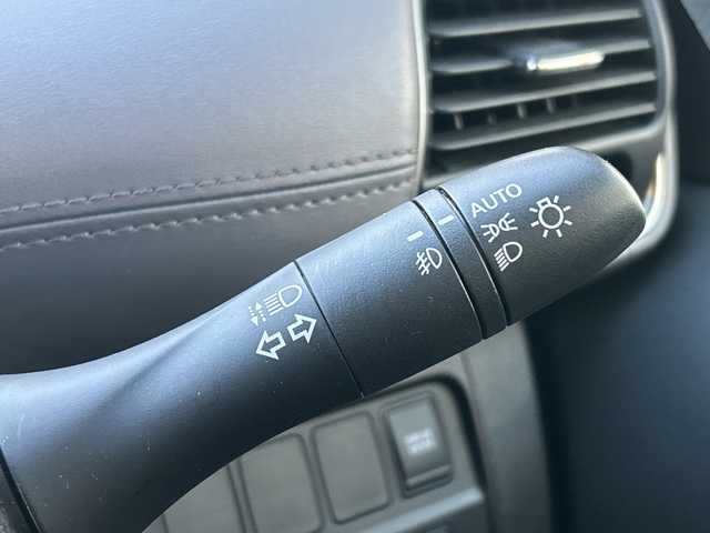 日産 セレナ e－パワー ハイウェイスター V 兵庫県 2021(令3)年 2.5万km マルーンレッド 2トーン 純正ナビ（AM/FM/CD/DVD/BT)/フルセグTV/アラウンドビューモニター/デジタルインナーミラー/純正フリップダウンモニター/プロパイロット/全方位運転支援システム/・インテリジェントエマージェンシーブレーキ/・踏み間違い衝突防止アシスト/・車線逸脱防止支援システム/・後側方衝突防止支援システム/・標識検知機能/・前方衝突予測警報/・後側方車両検知警報/・後退時車両検知警報/横滑り防止装置/レーダークルーズコントロール/ブラインドスポットモニター/電動パーキングブレーキ/オートホールド/ビルドインETC/前方ドライブレコーダー/両側パワースライドドア/ハンズフリーオートスライドドア/リアサンシェード/純正フロアマット/ドアバイザー/LEDヘッドライト/コーナーセンサー/純正アルミ16インチ/スペアキー1本/取扱説明書