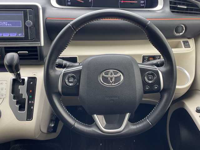 トヨタ シエンタ G 沖縄県 2015(平27)年 8.2万km ホワイトパールクリスタルシャイン 純正ナビ　（NSZT-W62GT)/（フルセグTV　DVD　CD　Bluetooth）　/全方位カメラ　/ＥＴＣ　/プッシュスタート　/スマートキー　/両側パワースライドドア　/純正フロアマット　/オートエアコン　/ウィンカーミラー　/３列シート/ステアリングスイッチ/横滑り防止装置/盗難防止装置/アイドリングストップ