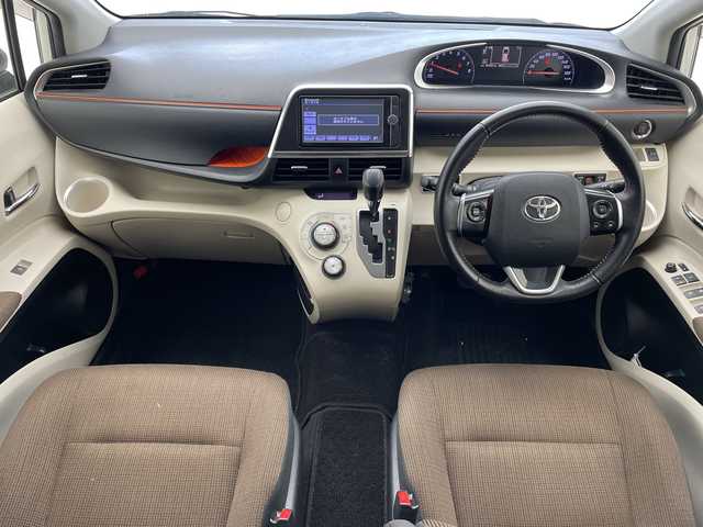 トヨタ シエンタ G 沖縄県 2015(平27)年 8.2万km ホワイトパールクリスタルシャイン 純正ナビ　（NSZT-W62GT)/（フルセグTV　DVD　CD　Bluetooth）　/全方位カメラ　/ＥＴＣ　/プッシュスタート　/スマートキー　/両側パワースライドドア　/純正フロアマット　/オートエアコン　/ウィンカーミラー　/３列シート/ステアリングスイッチ/横滑り防止装置/盗難防止装置/アイドリングストップ