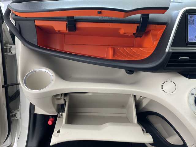 トヨタ シエンタ G 沖縄県 2015(平27)年 8.2万km ホワイトパールクリスタルシャイン 純正ナビ　（NSZT-W62GT)/（フルセグTV　DVD　CD　Bluetooth）　/全方位カメラ　/ＥＴＣ　/プッシュスタート　/スマートキー　/両側パワースライドドア　/純正フロアマット　/オートエアコン　/ウィンカーミラー　/３列シート/ステアリングスイッチ/横滑り防止装置/盗難防止装置/アイドリングストップ