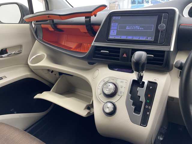 トヨタ シエンタ G 沖縄県 2015(平27)年 8.2万km ホワイトパールクリスタルシャイン 純正ナビ　（NSZT-W62GT)/（フルセグTV　DVD　CD　Bluetooth）　/全方位カメラ　/ＥＴＣ　/プッシュスタート　/スマートキー　/両側パワースライドドア　/純正フロアマット　/オートエアコン　/ウィンカーミラー　/３列シート/ステアリングスイッチ/横滑り防止装置/盗難防止装置/アイドリングストップ