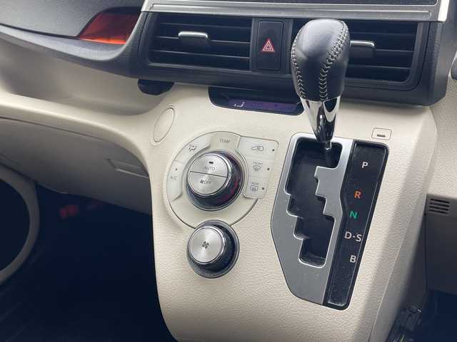 トヨタ シエンタ G 沖縄県 2015(平27)年 8.2万km ホワイトパールクリスタルシャイン 純正ナビ　（NSZT-W62GT)/（フルセグTV　DVD　CD　Bluetooth）　/全方位カメラ　/ＥＴＣ　/プッシュスタート　/スマートキー　/両側パワースライドドア　/純正フロアマット　/オートエアコン　/ウィンカーミラー　/３列シート/ステアリングスイッチ/横滑り防止装置/盗難防止装置/アイドリングストップ