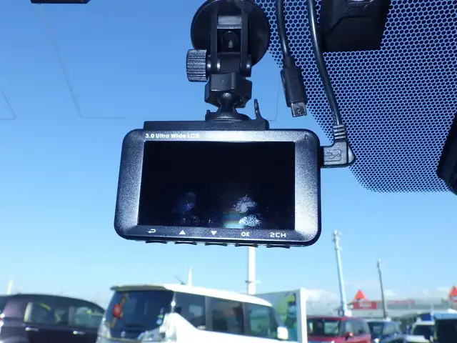 トヨタ プリウス S 千葉県 2016(平28)年 5万km スティールブロンドM トヨタセーフティセンス/・プリクラッシュセーフティ/・レーンディパーチャーアラート/・オートハイビーム/・レーダークルーズコントロール/アイドリングストップ/純正SDナビ/地デジTV/【DVD/CD再生可　Bluetooth接続】/バックカメラ/ドライブレコーダー/ETC/LEDヘッドライト/フォグライト/ウインカーミラー/革巻きステアリング/純正15インチアルミホイル/サイド/カーテンエアバッグ/スマートキー