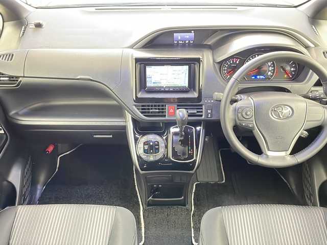 トヨタ ヴォクシー ZS 煌Ⅱ 道央・札幌 2019(平31)年 4.6万km ブラック ・４WD/・ワンオーナー/・衝突軽減ブレーキ/・社外ナビ/・CD/BT/USB/DVD/フルセグTV/・両側パワースライドドア/・コーナーセンサー/・レーンキープアシスト/・クルーズコントロール/・後席モニター/・オートエアコン/・LEDオートライト/・プッシュスタート/・スマートキー/・アイドリングストップ/・ビルトインＥＴＣ/・オートリトラミラー/・オートハイビーム/・純正フロアマット/・ドアバイザー/・フォグライト/・ウィンカーミラー